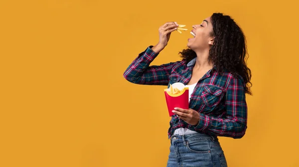Afro-Amerikan Kadın Lezzetli Patates Yiyen — Stok fotoğraf