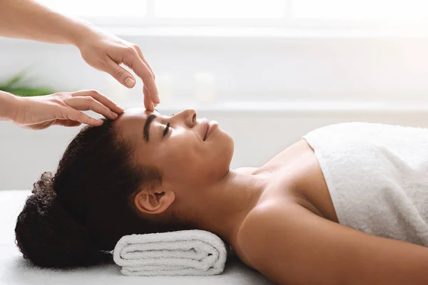 Terapeuta spa fazendo relaxante massagem na cabeça para jovem bela senhora — Fotografia de Stock