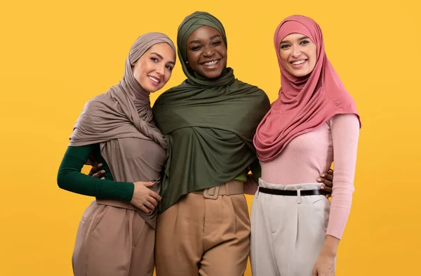 Sarı Arkaplanda Başörtüsü Giyen Üç Müslüman Kadın — Stok fotoğraf