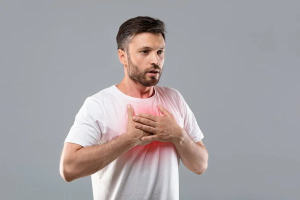 Man met pijn op de borst raakt ontstoken zone — Stockfoto