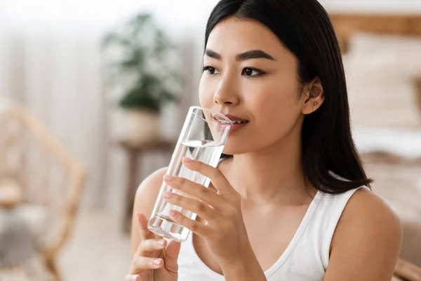 Wanita Asia muda yang menarik air minum, salin psace — Stok Foto