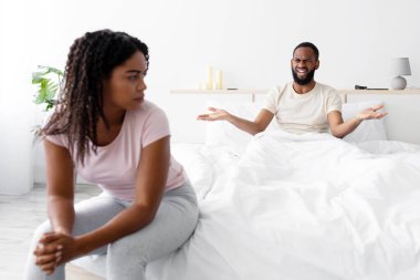 Mutsuz, öfkeli, genç siyah koca çıldırıyor ve üzgün karısına bağırıyor, yatak odasında iç tarafta oturuyor. Tartışma, skandal, aile sorunları, ayrılık ve boşanma salgın ve kişisel izolasyon nedeniyle