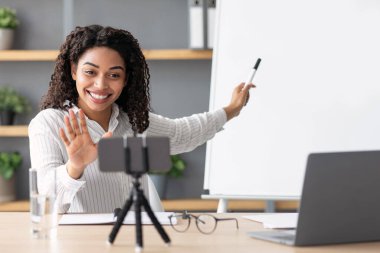 Evde öğretmenle video konferansı öğreniyorum. Çevrimiçi eğitim, sosyal uzaklık COVID-19 virüslerinden koruma. Mutlu Afro-Amerikan bayan, kameraya bakın.