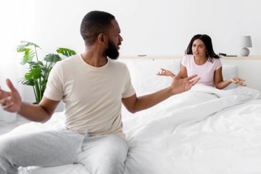 Mutsuz kızgın, binlerce yıllık Afro-Amerikan karısı ve kocası beyaz yatak odasının içinde, boş alanda küfredip bağırıyorlar. Stres, ilişki sorunları, salgın yüzünden evde skandal.