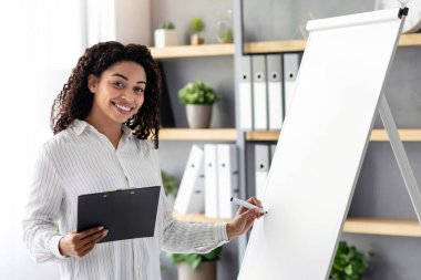 Pozitif öğretmenler ve öğrenciler için atış dersleri. Binlerce yıllık neşeli Afro-Amerikan kadın yazarlar gemide, tablet tutuyor ve covid-19 salgınında çalışıyor.