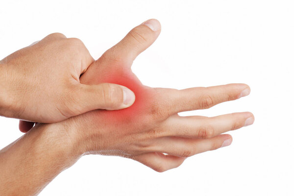 Неузнаваемый молодой кавказский мужчина страдает от боли в руке и прижимает руку к больному месту, изолированному на белом фоне, пову, копировальному пространству. Травма, акупрессура, артрит, хронический артрит, крупный план