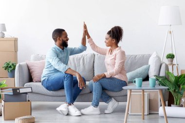 İyi ki genç siyahi bir çift kanepeye oturup yeni evlerinde karton kutularla beşlik çakıyor. Dairenin tasarımı, yenileme, eşyaların yerleştirilmesi, taşınmanın kutlanması konularında harika bir iş çıkardınız.