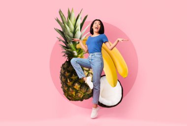 Parlak kolajda ananas, muz ve hindistan cevizi gibi canlı meyvelerin yanı sıra sağlıklı beslenmeyle ilgili mutluluğu ifade eden neşeli bir insan bulunur. Renkli bir arka plan neşeli titreşimleri arttırır..