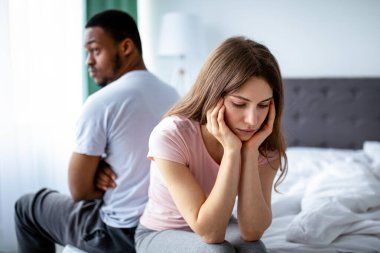 Kafkasyalı kadın siyah kocasıyla sırt sırta oturup fotokopi çekiyor. Çatışmadan sonra ya da kavga ettikten sonra aile içi sorunlar yaşayan ırklar arası çiftler birbirlerini gücendiriyorlar.