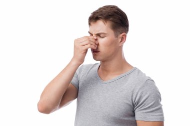 Binlerce yıllık üzgün Avrupalı adam beyaz arka planda soyutlanmış, burnu akmış ya da baş ağrısı çekiyor. Sinüzit, sağlık sorunları, grip ve soğuk algınlığı belirtileri, covid-19, acı verici ifade