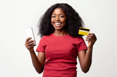 Mobil Bankacılık. Mutlu Afro-Amerikan Kadın Akıllı Telefon ve Kredi Kartı Tutuyor, E-ticaret ya da Alışveriş Başvurusu İçin Neşeli Siyah Kadın Başvurusu, Beyaz Arkaplanda Duran