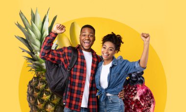 Canlı bir kolaj, renkli meyvelerin arasında sağlıklı yaşamı kutlayan iki neşeli kişiyi içerir. Bu modern görüntü beslenme ve sağlığın önemini vurgular..