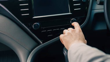 Arabadaki GPS navigasyon sistemini kullanarak şehirde yeni bir yola çıkan bir adam. Milenyum Çekici Avrupalı takım elbiseli adam direksiyonda el ele tutuşuyor, iş toplantısına gidiyor, kırpılmış, boş uzay