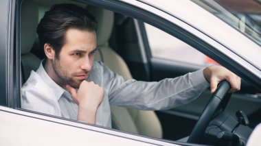 Araba süren sinirli genç bir adam. İş adamı toplantıya geç kaldı. Trafik sıkışıklığına takılmış Avrupalı üzgün, çekici bir şoför. Yollarda stresli durumlar ve şehirde hızlı ritim