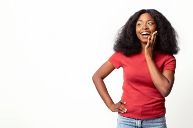 İlginç bir teklif. Şaşırtıcı siyahi kadın dokunuyor ve heyecanla fotokopi uzayına bakıyor, Beyaz arka planda yalnız duran duygusal Afrikalı Amerikalı kadın, Panorama