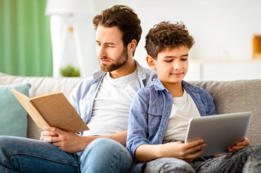 Ailede iletişim yok. Babası kitap okurken oğlu dijital tablet kullanıyor, dinleniyor ve birlikte kanepede oturuyor. Boş zaman, geceyi evde geçirmek.