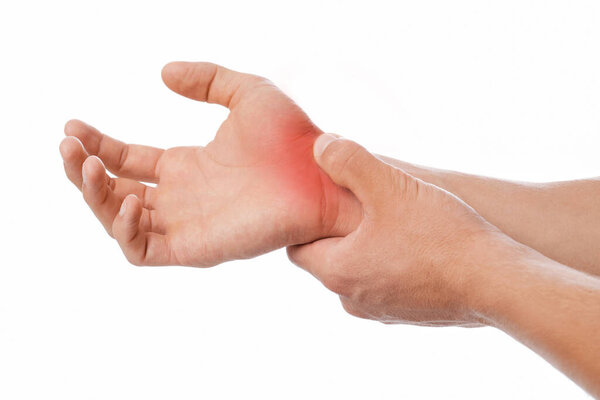 Обрезанный тысячелетний кавказский мужчина массирует больное место, страдает от боли в запястье, изолирован на белом фоне. Хронический артрит, перелом, туннельный синдром у сотрудника, травма и травма, крупным планом