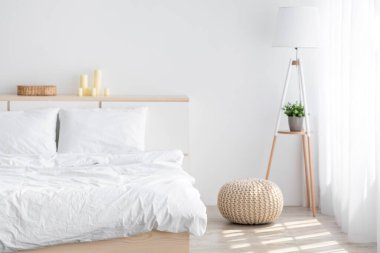 Rahat beyaz yataklı çift kişilik yatak, yatak odalı lamba, aksesuarlı mobilyalar, evde perdeli pencere. Emlak satışı, yeni daire, modern minimalist iç mekan.