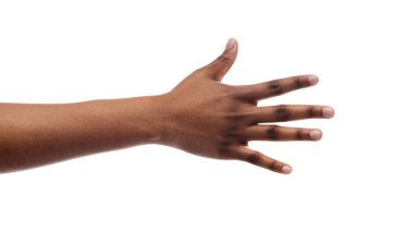 Sayma ve numaralandırma kavramı. Beyaz arka plan üzerinde izole parmakları ile beş numara gösteren siyah kadın el, panorama