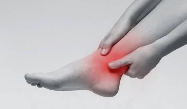 Ayak, kadın sufferring ağrısı yüksek topuklu ayakkabılar, siyah ve beyaz fotoğraf kırmızı nokta gösteren konum yaralanma ile ağrı.