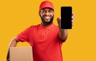 Afrikalı Kurye, Beyaz Ekran Tutma Kutusu Tavsiye Hizmeti ve Çevrimiçi Sarı Arkaplan Alışveriş Uygulaması ile Akıllı Telefon Gösteriyor