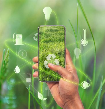 Teknolojiyle yaşayan bir eko. Cep telefonundaki çevre simgeleri arasında geri dönüşüm amblemine basan adam, yaratıcı kolaj