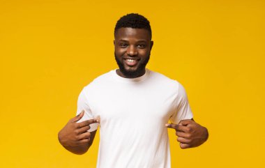 Beni seç. Kendinden emin ve karizmatik siyah adam kendini terfi ettiriyor, vücudunu işaret ediyor.