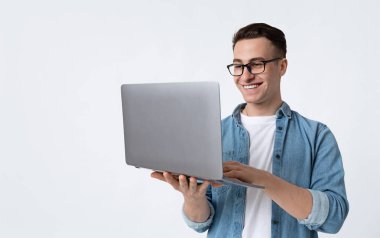 Harika bir konsept. Gözlüklü adam dizüstü bilgisayarı elinde tutuyor.