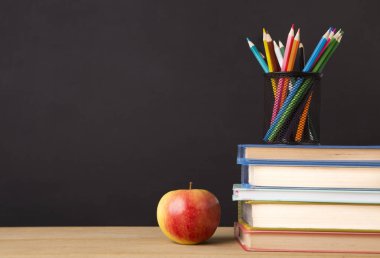 Geleneksel okul konsepti. Fotokopi alanı ile tebeşir tahtası üzerinde Ofis kırtasiye ve taze elma