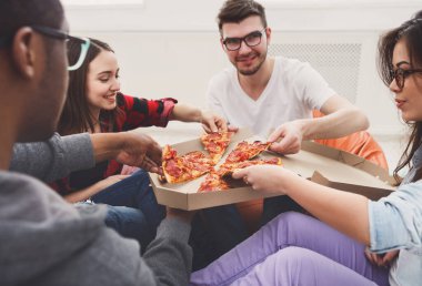 Pizza teslimatı. Mutlu insanlar office coworking kesme, kırpma, closeup sırasında yemek