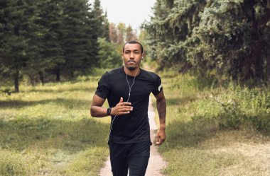 Afro Man Park ile Jogging ve Müzik Dinleme, Sabah Egzersiz sahip