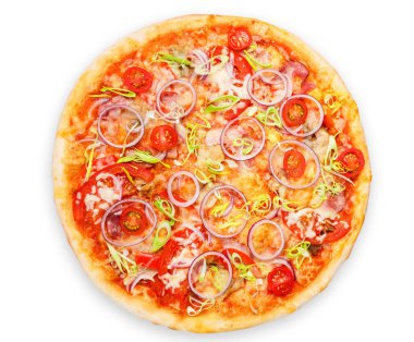 Taze soğan, pırasa, pastırma ve kiraz domates ile Lezzetli pizza - ince pasta kabuk görünümü üzerinde beyaz arka planda izole