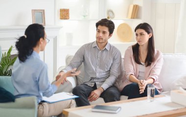 Terapist muayenehanesinde genç bir çift ilişkilerinden bahseder. İlişkilerini güçlendirmek isteyen şefkatli bir kadın danışman tarafından kolaylaştırılır..