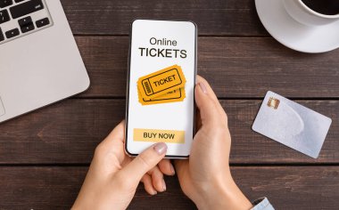 Kadın Ellerde Akıllı Telefon Ekranından Online Bilet Satın Alma Başvurusu. Closeup