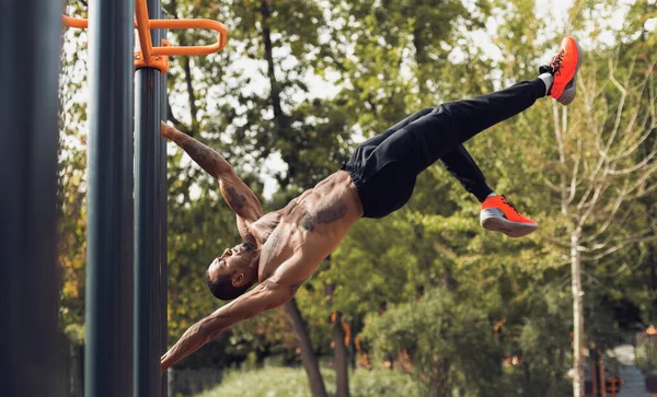 Afro Man Bar On Stand Abs Egzersiz Yapıyor, Açık Havada Egzersiz