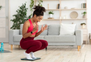 Kilo Verme Başarısızlığı. Mutsuz siyahi kadın içeride ağırlık tartıları üzerinde bağırıyor. Metin için Boş Boşluk