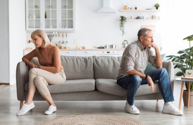 Evlilik Krizi Sorunu. Evde koltukta tartıştıktan sonra sırt sırta verip konuşmayan olgun eşleri gücendirdim. Üst Düzey Eşler Boşanma Anlaşmazlığı Yaşamayı Düşünüyor. İlişkide Sorunlar