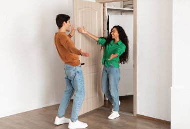 Hoş geldiniz. Heyecanlı bir bayanın portresi. Onunla ön kapıda buluşuyor. Sarılmak istiyor. Misafirini evine davet ediyor.