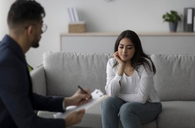 Psikolojik yardım servisi. Depresyondaki Arap kadın psikoterapi seansında danışman, akıl sağlığı kliniğinde profesyonel terapiste gidiyor..