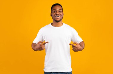 Kendini gösteren Afrikalı Amerikalı Stüdyoda Sarı Arkaplan 'ın üstünde duruyor. Bana Bak Konsepti