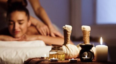 Bitkisel masaj. Kadında ön plan spa kompozisyonu salonuyla spa rahatlatıcı