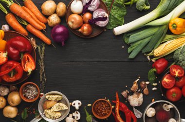 Ahşap arka planda taze organik sebze çerçevesi. Fotokopi alanı olan ahşap masadaki sağlıklı doğal yiyecekler. Havuç, biber, pırasa, patates ve diğer yemek malzemeleri.