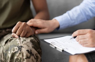 Ofisteki terapi sırasında Afrikalı Amerikalı Asker Kadını Destekleyen Psikoterapistin Yakın Çekimi, Tanımlanamayan Psikolog Kadın Siyah Askeri Üniformalı Kadın, Kırpılmış