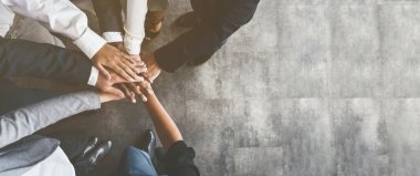 Birlik ve takım çalışması. İş adamları birlikte, ellerini koyarak en iyi görünüm, kopya alanı