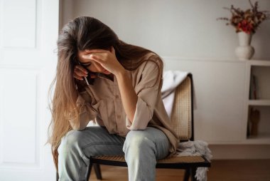 Yoksul, bin yıllık melez, telefonla konuşan, sandalyeye oturan, oda içi kötü haberlerden muzdarip, boş alan arayan kadınlar. Uzaktan iletişim, sorunlar, evdeki stres.