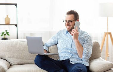 İçişleri Bakanlığı Konsepti. İş adamı cep telefonuyla konuşuyor dizüstü bilgisayarla koltukta oturuyor. Boş alan