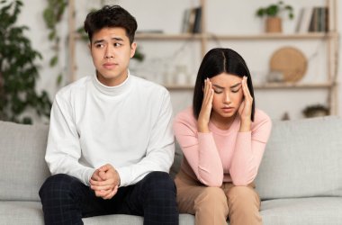 Çinli eşlerin konuşmaması evde evlilikle ilgili sorunlara yol açtı. Tartışma sonrası mutsuz bir aile çifti. Romantik İlişkinin Sonu, Boşanma ve Ayrılık Konsepti