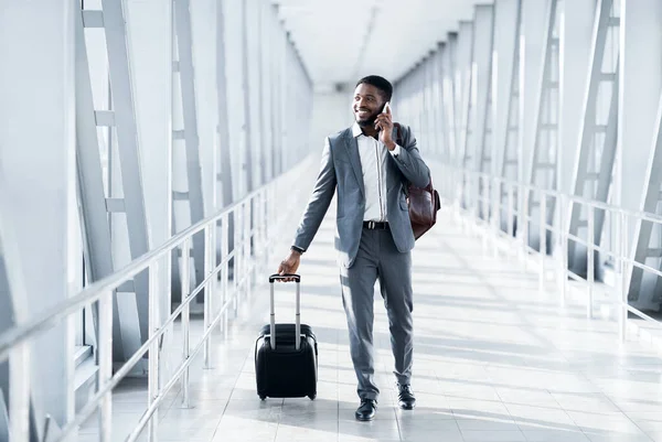 Her zaman temas halinde. Girişimci Telefonda Konuşuyor, Havaalanında Yürüyor