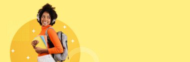 Elinde kitap tutarken parlak turuncu bir bluz giymiş bir öğrenci gülümsüyor. Kulaklık takıyor ve sırt çantası taşıyor. Renkli arka plan modern eğitimin tipik canlı atmosferini yansıtıyor.