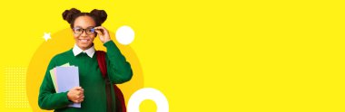 Neşeli bir öğrenci elinde renkli defterler, gözlük ve yeşil bir kazak ile ayakta duruyor. Arkasında, parlak sarı bir arka plan öğrenme hevesini arttırıyor..